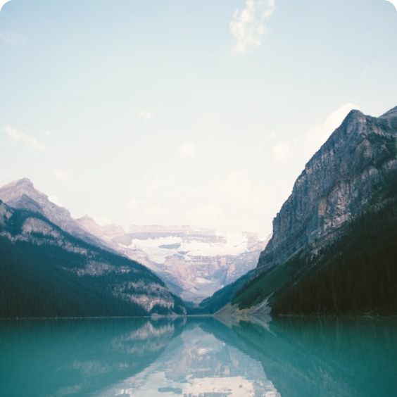Lago Louise com rio e montanhas com neve