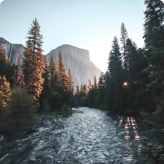 Vale de Yosemite com rios, arvores e montanhas